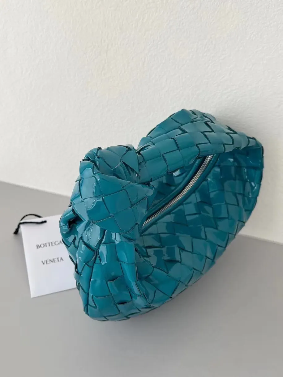 Patent leather BV Jodie mini〰️The round bag shape has always been the top seller of BV❗️The hollow design of the triangular pull tag can be matched with any clothes. The outer part is made of first-layer patent leather cowhide, and the inner part is still the most expensive sheepskin in the market. Our products are not market currency! ! For leather hardware, we are very strict in auditing! It’s not the best thing to do, even if you earn less! 28×23×8